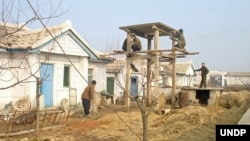 북한 약수협동농장 농장원들이 유엔개발계획(UNDP) 지원으로 온수 생산을 위한 태양전지판을 설치하고 있다. UNDP 제공.