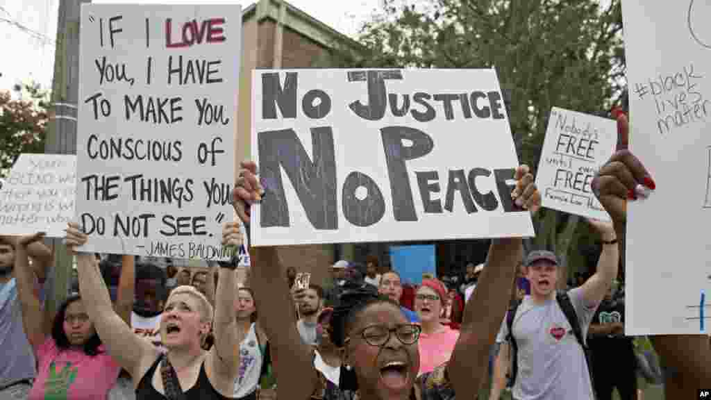 Des manifestations dans un quartier résidentiel à Baton Rouge, Louisiane, 10 juillet 2016.
