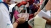 Un oficial de inmigración peruano sostiene pasaportes venezolanos en Tumbes, Perú, el 14 de junio de 2019.