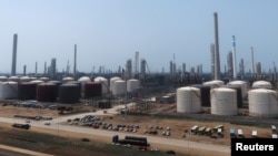 资料照片：位于中国辽宁省大连市长兴岛的恒力石化公司的炼油厂。(2018年7月16日)
