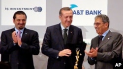 Turkish Prime Minister Recep Tayyip Erdogan, flanked by Lebanese Prime Minister Saad Hariri (left) and Arab League Secretary General Amr Moussa (right) at the Turkish-Arab Economic Forum in Istanbul, 10 Jun 2010