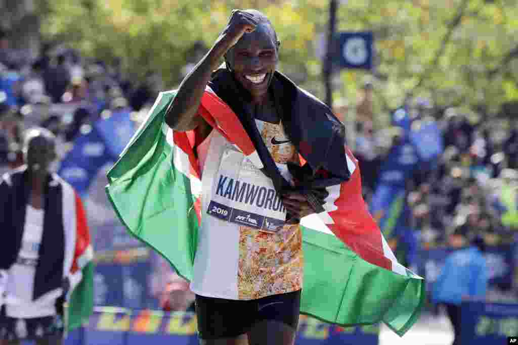 Geoffrey Kamworor of Kenya takes a victory lap after winning the Pro Men&#39;s Division of the New York City Marathon, in Central Park, Nov. 3, 2019.