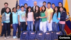 El Ministro Consejero de la Embajada de Estados Unidos, Douglas Koneff, despidió personalmente a los trece Jóvenes Embajadores 2014 que viajan a EE.UU.