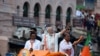 Perdana Menteri India Narendra Modi melambaikan tangan kepada para pnedukungnya dalam sebuah kampanye di distrik Puri, Odisha, India, pada 20 Mei 2024. (Foto: Reuters/Stringer)