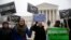 Fuera del edificio de la Corte Suprema en Washington DC activistas se manifestaron a favor y contra la medida.