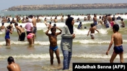 Baigneurs en bordure de plage à Rabat au Maroc, le 4 juillet 2004.