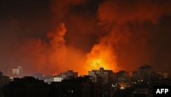 Asap mengepul dari api setelah serangan udara Israel di berbagai sasaran di Kota Gaza, yang dikendalikan oleh gerakan Hamas Palestina, awal 16 Mei 2021. (Foto: AFP)