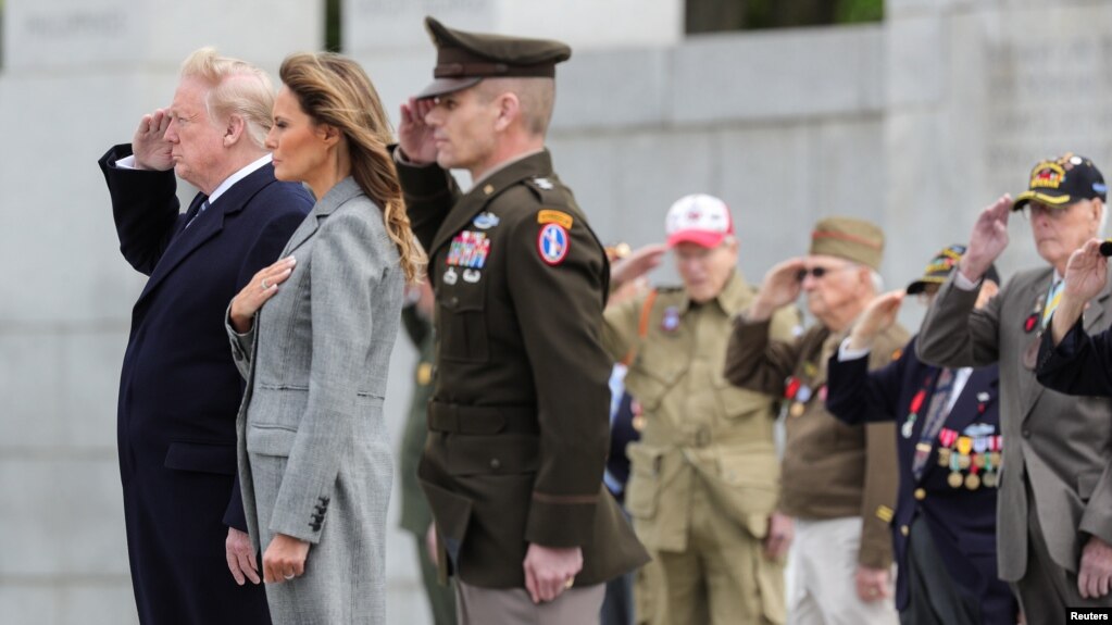 Дональд и Мелания Трамп вместе с ветеранами Второй мировой войны отдают честь погибшим у мемориала II мировой войны в Вашингтоне, 8 мая 2020 года