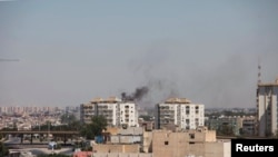 دود ناشی از انفجار و درگیری‌های گروه‌های مسلح رقیب در نزدیکی فرودگاه طرابلس، لیبی – ۲۹ تیر ۱۳۹۳