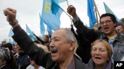 Người dân Tatar biểu tình kỷ niệm 70 năm vụ trục xuất vào tháng 5 ở Simferopol, Crimea.