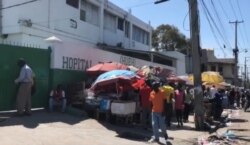 Patients and vendors stand in front of the General Hospital in Port-au-Prince, Haiti. (Matiado Vilme / VOA Creole)