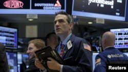 FILE - Traders work on the floor of the New York Stock Exchange (NYSE) March 4, 2016. 