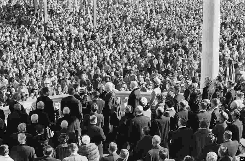 Una multitud observa mientras el presidente n&#250;mero 35 de EE.UU., John F. Kennedy, jura a su cargo el 20 de enero de 1961.