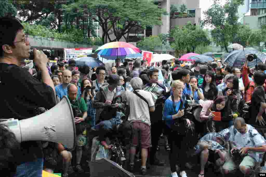 香港数百人在遮打花园和美国驻香港总领事馆前声援斯诺登（美国之音海彦拍摄）