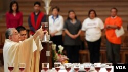 Uskup Gabino Zavala (kiri) saat memimpin misa di sebuah gereja Katolik di Los Angeles (foto: dok).