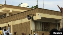Sudanski demonstranti se penju na krov nemačke ambasade u Kartumu