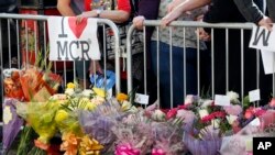 Des personnes rassemblées à Albert Square, en hommage aux victimes de l'attentat de Manchester, le 23 mai 2017.