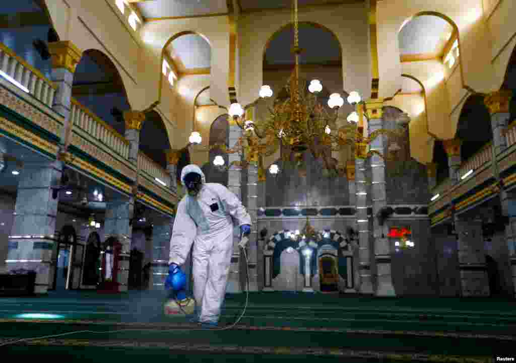 Um técnico médico desinfeta uma mesquita em Jakarta, capital da Indonésia. 13 de março, 2020 (Foto: Reuters)