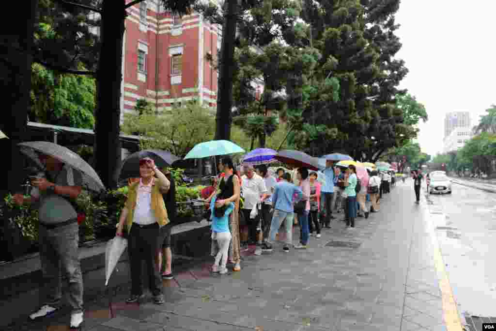 各地民众早上8点就在台湾总统府门前排队等候参观。（美国之音林枫拍摄）