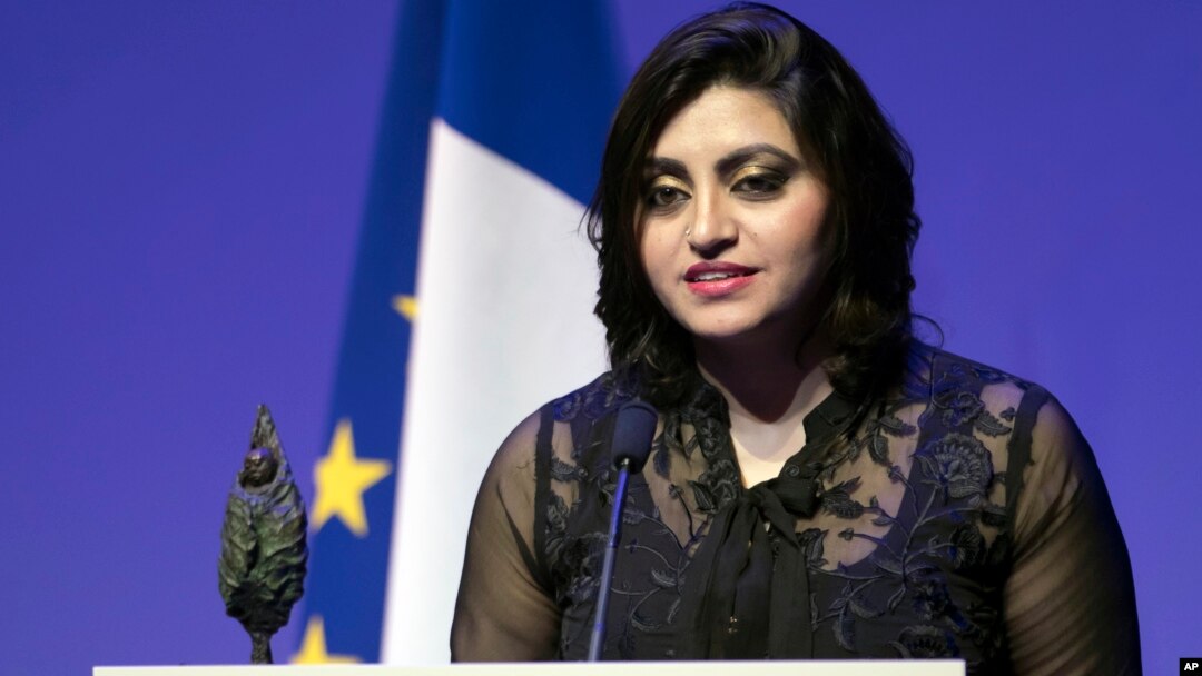 Aktivis Pakistan Gulalai Ismail memberikan pidato pada saat menerima Penghargaan Pencegahan Konflik, di Jacques Chirac Foundation di Paris, 24 November 2016.