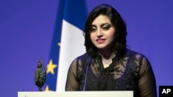 Aktivis Pakistan Gulalai Ismail berpidato setelah menerima penghargaan pencegahan konflik atas upayanya lewat organisasi Aware Girls yang bertujuan memperjuangkan masalah perempuan dan kesetaraan di Pakistan, 24 November 2016.