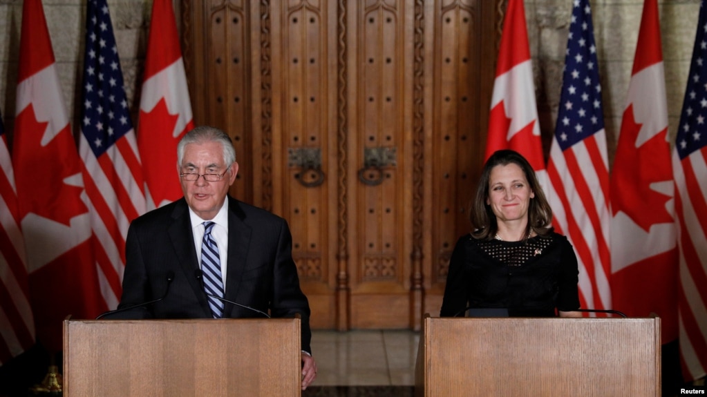 Ngoại trưởng Mỹ Rex Tillerson (trái) và Ngoại trưởng Canada Chrystia Freeland tại một cuộc họp báo chung ở Quốc Hội Canada, Ottawa, Ontario, ngày 19/12/2017.