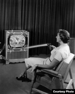The Flashmatic’s flashlight-type beams were aimed at particular points on a receiver that electronically instructed the TV set to turn on and off, go silent, or change channels.
