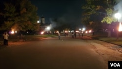 En la noche la calle principal del centro de la ciudad de Williamsburg se ilumina en parte con antorchas mientras la actividad cultural continúa, 18 de octubre de 2024. [Foto: Tomás Guevara / VOA].