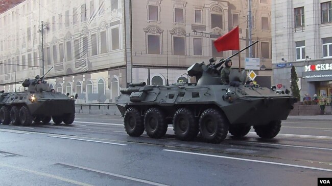 2014年5月胜利日前夕红场阅兵彩排，莫斯科街头的俄罗斯军队。(美国之音白桦拍摄)