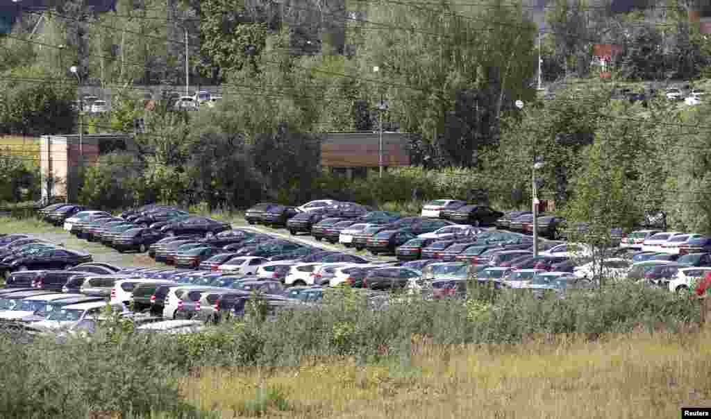 Cars produced by foreign automakers are seen at a car dealership on the outskirts of Moscow, Aug. 18, 2014. 