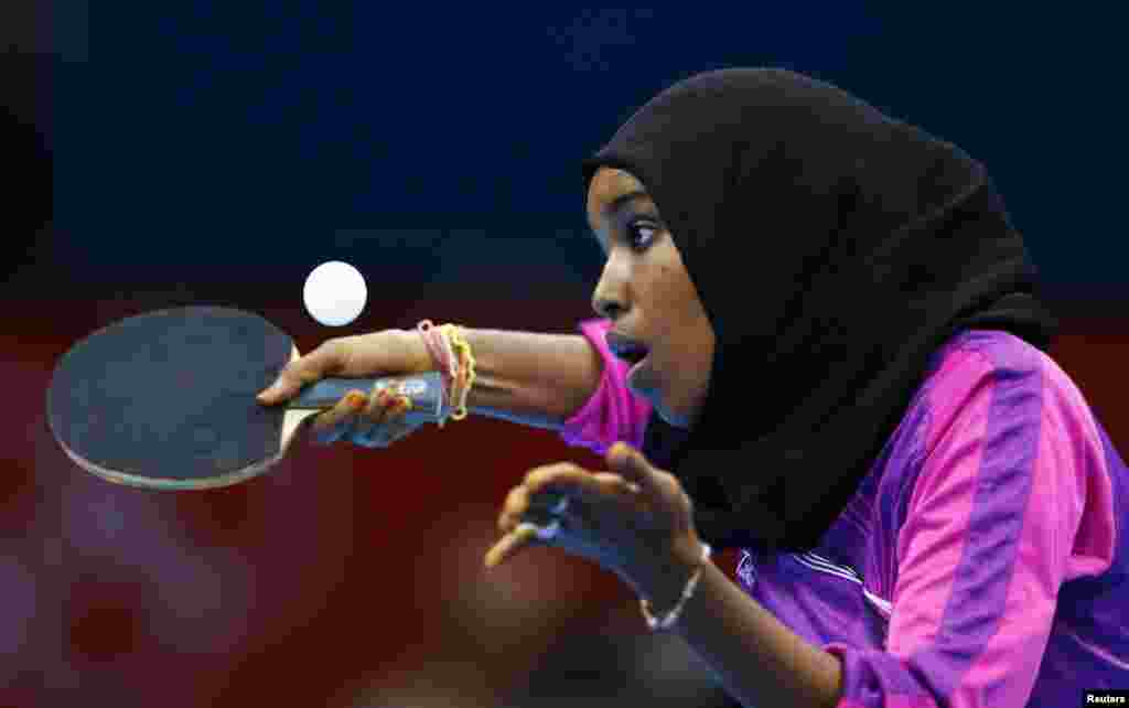 Yasmin Hassan Farah của Djibouti giao b&oacute;ng cho Caroline Kumahara của Brazil trong v&ograve;ng loại b&oacute;ng b&agrave;n đơn nữ, 28/7/2012.