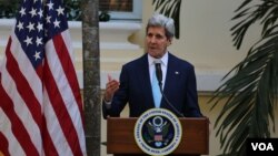 លោក John Kerry រដ្ឋមន្រ្តីក្រសួង​ការ​បរទេស​សហ​រដ្ឋ​អាមេរិក ​ផ្តល់សន្និសីទសារព័ត៌មាន (Press Statement) អំពីដំណើរទស្សនកិច្ចរបស់លោកមកកាន់ប្រទេសកម្ពុជា នៅសណ្ឋាគារ Raffle Le Royal នៅថ្ងៃទី២៦ ខែមករា ឆ្នាំ២០១៦។ (នូវ ពៅលក្ខិណា/VOA)