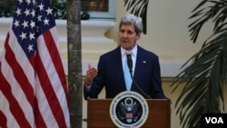 US Secretary of State John Kerry gives a press statement on his visit at Raffle Le Royal Hotel, on Tuesday January 26, 2016, Phnom Penh, Cambodia. (Nov Povleakhena/VOA) 