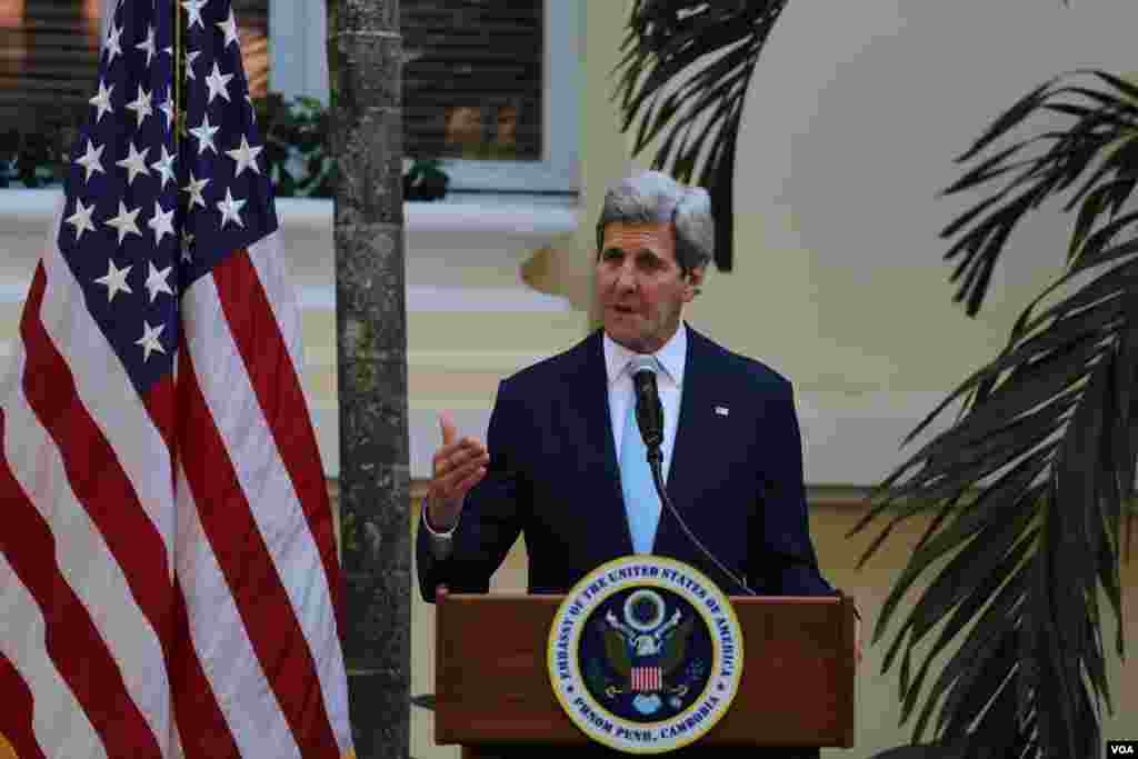 លោក​ John Kerry រដ្ឋ​មន្រ្តី​ក្រសួង​ការបរទេស​សហរដ្ឋ​អាមេរិក​ ថ្លែង​ក្នុង​សន្និសីទ​សារព័ត៌មាន​នៃ​ការ​បញ្ចប់​ដំណើរ​ទស្សនកិច្ច​រយៈពេល​ពីរ​ថ្ងៃ​របស់​លោក​ក្នុង​ប្រទេស​កម្ពុជា​ នៅ​ឯ​សណ្ឋាគារ​ Raffle Le Royal ថ្ងៃ​ទី​២៦ ខែ​មករា​ ឆ្នាំ​២០១៦។​ លោក​ចន ឃែរី​ ​បាន​បញ្ជាក់​ពី​ការ​ប្តេជ្ញា​ក្នុង​ការ​រឹតចំណង​ពាណិជ្ជកម្ម​ទ្វេ​ភាគី​ក៏​ដូច​ជា​ការ​រឹតបន្តឹង​ចំណង​ទំនាក់​ទំនង​ការ​ទូត​ ទ្វេភាគី​ជាមួយ​ប្រទេស​កម្ពុជា។​ (នូវ ពៅ​លក្ខិណា​/VOA)