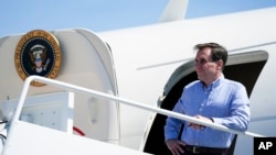 Радник Білого дому з питань національної безпеки Джон Кірбі сідає на борт Air Force One, у вівторок, 16 квітня 2024 року, на якому відбувся брифінг. 