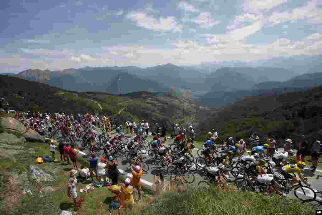 The pack with Britain's Geraint Thomas, wearing the overall leader's yellow jersey, climb Col du Tourmalet pass during the nineteenth stage of the Tour de France cycling race over 200.5 kilometers (124.6 miles) with start in Lourdes and finish in Laruns, France.