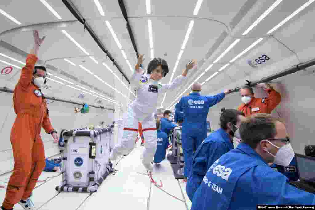 Barbi lutka napravljena po uzoru na italijansku astronautkinju Samantu Kristoforeti tokom bestežinskog leta sa članovima Evropske svemirske agencije na nepoznatoj lokaciji (Foto: Reuters/ESA/Simone Marocchi/Handout)