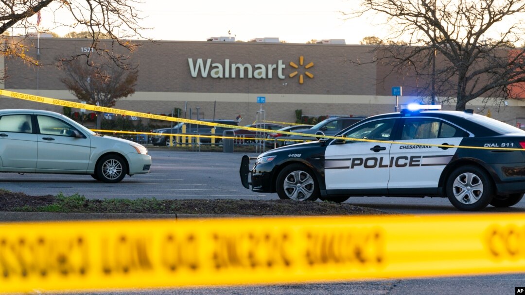 Aparat kepolisian di lokasi penembakan massal di Walmart, Rabu, 23 November 2022, di Chesapeake, Virginia, AS. (Foto: AP)