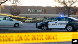 Aparat kepolisian di lokasi penembakan massal di Walmart, Rabu, 23 November 2022, di Chesapeake, Virginia, AS. (Foto: AP)