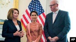 La líder birmana, Aung San Suu Kyi, centro, se reunió con Nancy Pelosi y el representante Joseph Crowley, en el Capitolio.