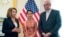 La líder birmana, Aung San Suu Kyi, centro, se reunió con Nancy Pelosi y el representante Joseph Crowley, en el Capitolio.