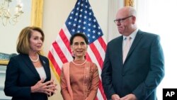 ຜູ້ນຳມຽນມາ ທ່ານນາງ Aung San Suu Kyi, ກາງ, ພົບປະ ກັບ ຜູ້ນຳສຽງສ່ວນນ້ອຍ ສະພາຕໍ່າ ທ່ານນາງ Nancy Pelosi ຈາກລັດ California ແລະສະມາຊິກສະພາ ທ່ານ Joseph Crowley, ພັກເດໂມແຄຣັດຈາກ ລັດ New York. 