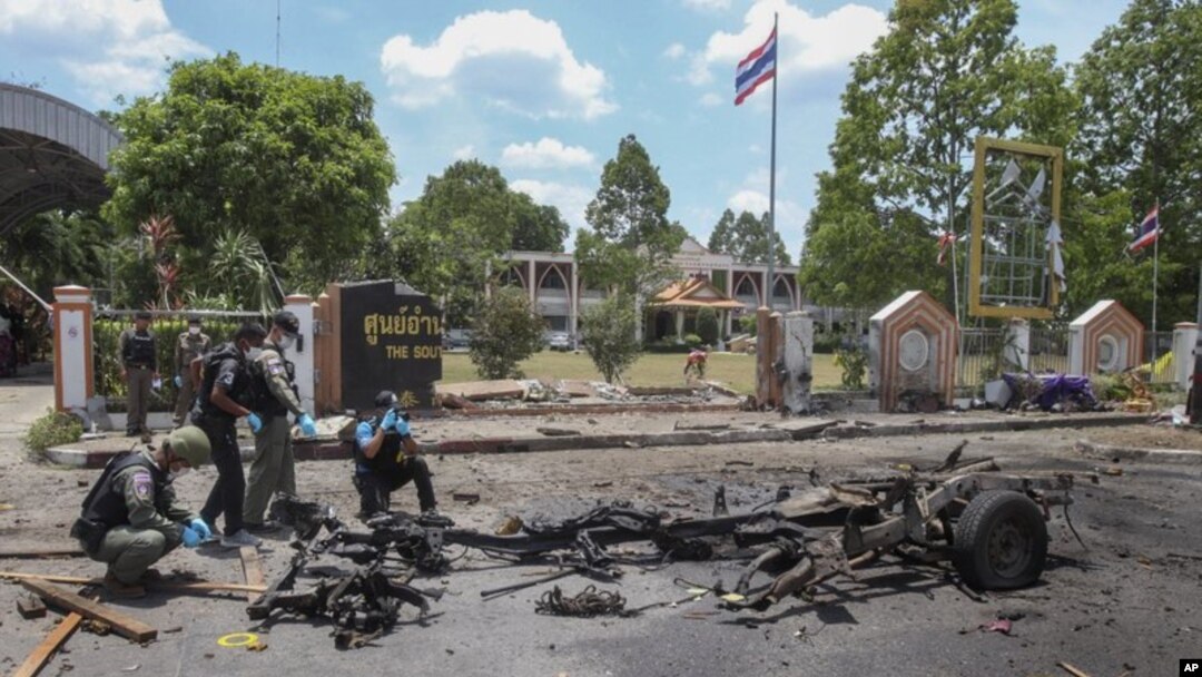 Petugas memeriksa lokasi ledakan bom di Yala, Thailand selatan, 17 Maret 2020. 