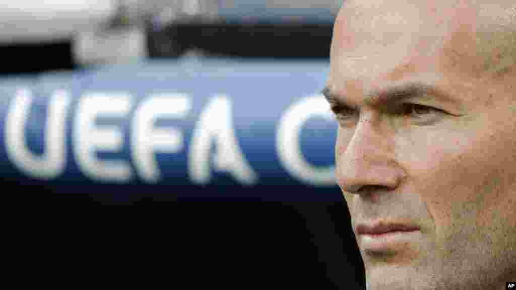 L'entraineur du Real Madrid Zinedine Zidane, pendant la demi-finale de la League des champions entre le Real Madrid et Manchester City à Bernabeu, le 4 mai 2016.