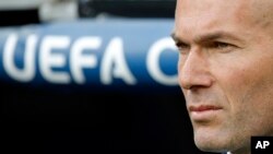 L'entraîneur du Real Madrid Zinedine Zidane se tient sur la touche pour un match de la Champion League, au stade de Madrid, en Espagne, le 4 mai 2016.