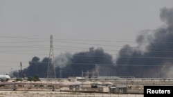 14일 무인기 공격을 받은 것으로 알려진 사우디아라비아 아람코 석유 시설에서 연기가 피어오르고 있다.