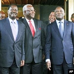 Le président Laurent Gbagbo en compagnie du Premier ministre kenyan, Raila Odinga (à gauche), et du président sierra-leonais, Ernest Bai Koroma (au centre), à Abidjan le 3 janvier