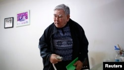 Jang Choon, yang terpilih sebagai salah satu dari 82 peserta reuni keluarga di Korea Utara, Kamis (20/2), bersiap di rumahnya di Namyangju, timur Seoul. (Reuters/Kim Hong-Ji)