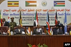 De gauche à droite, le président ougandais Yoweri Museveni, le président soudanais Omar al-Bashir et le président sud-soudanais Salva Kiir participent à une réunion de paix à Khartoum le 25 juin 2018.