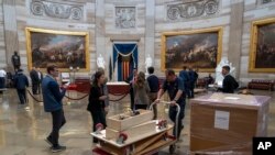 Başkan seçilen Donald Trump'ın pazartesi günkü yemin töreni, beklenen aşırı soğuklardan dolayı Kongre binasının Rotunda adı verilen kubbeli yapısının altındaki salonda düzenlenecek.